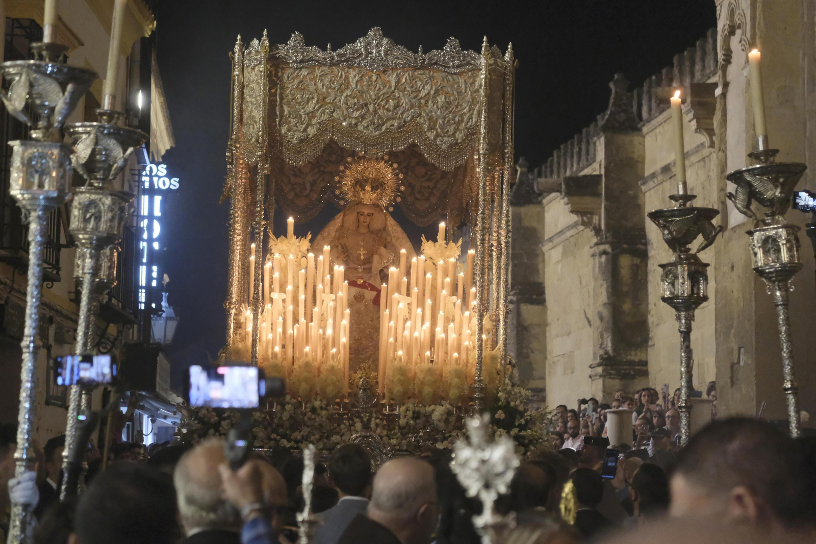 María Santísima de la Paz y Esperanza parte en procesión tras ser coronada. María Santísima de la Paz y Esperanza parte en procesión tras ser coronada.