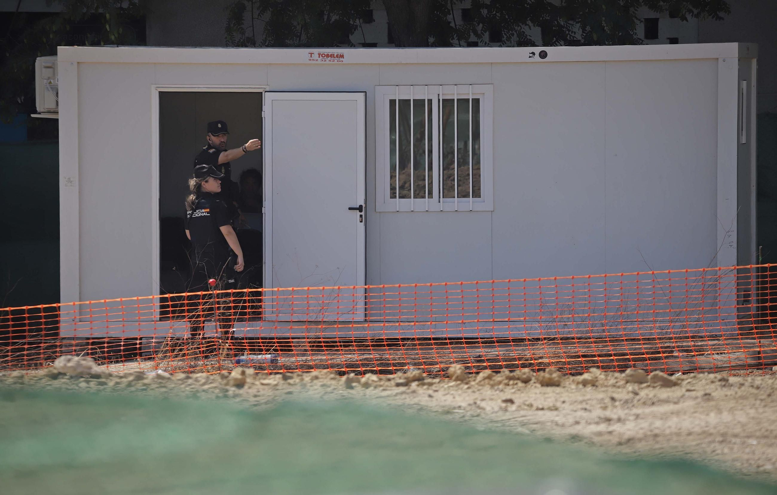 Fotos del escape de gas natural provocado por la rotura de una tubería en las obras anexas al hotel AC en Algeciras