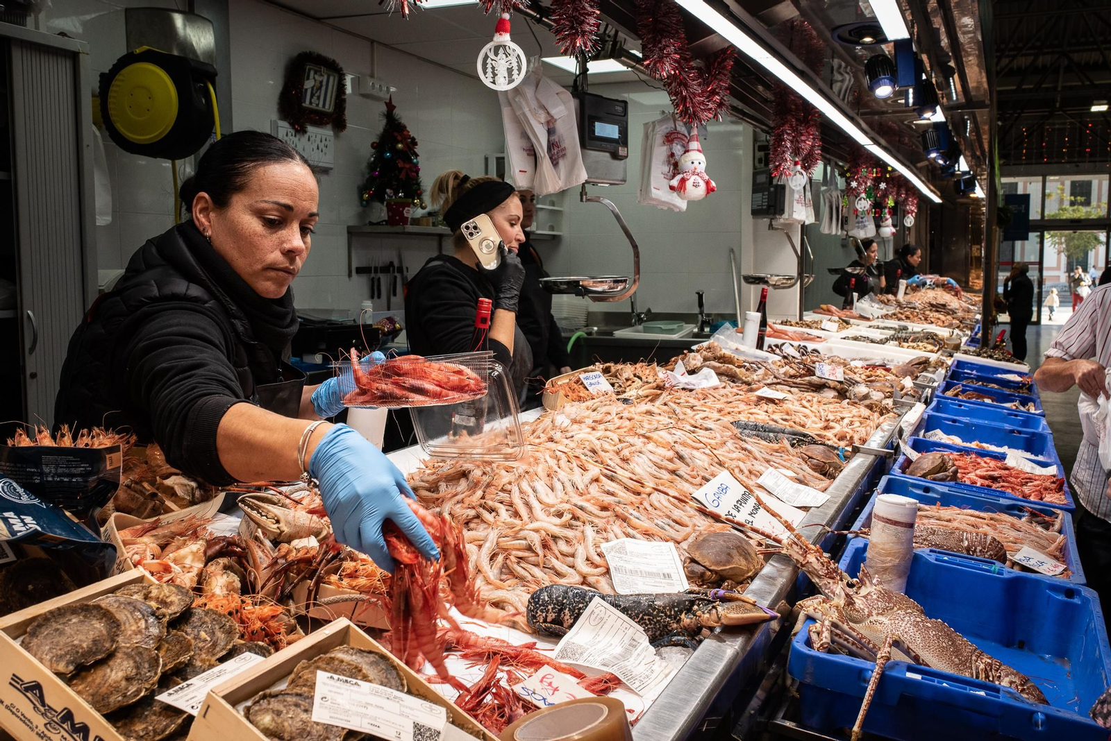 Las últimas compras en el Mercado del Carmen antes de Navidad, en imágenes