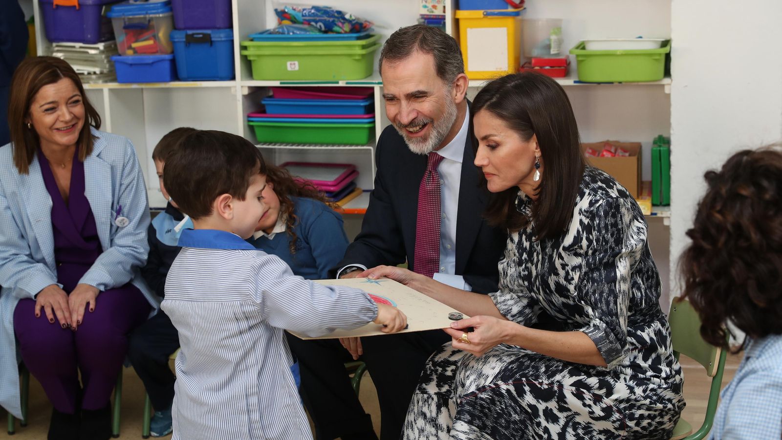 Los Reyes de España en un aula.