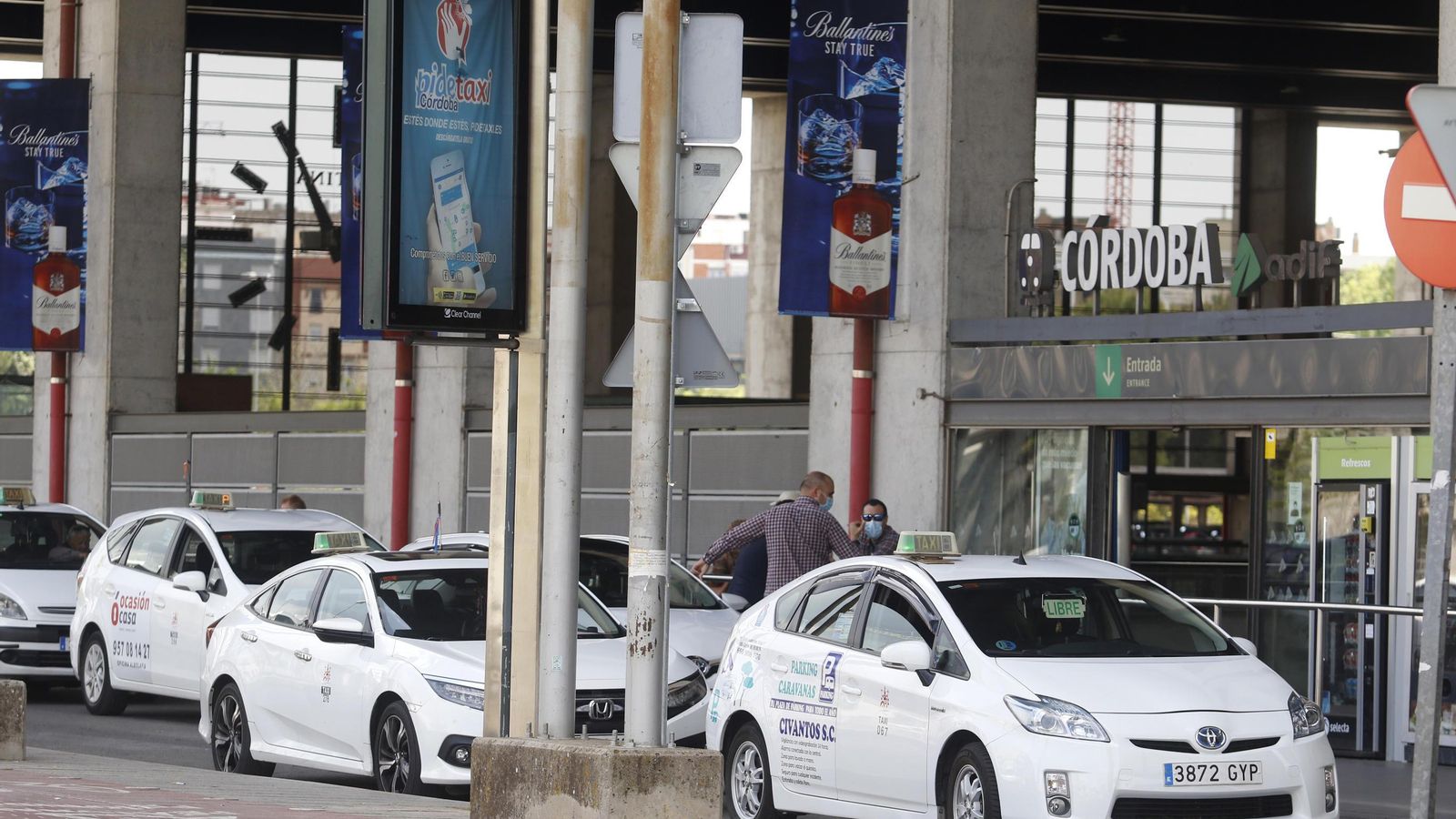 Parada de taxis en la estación de trenes de Córdoba. Parada de taxis en la estación de trenes de Córdoba.