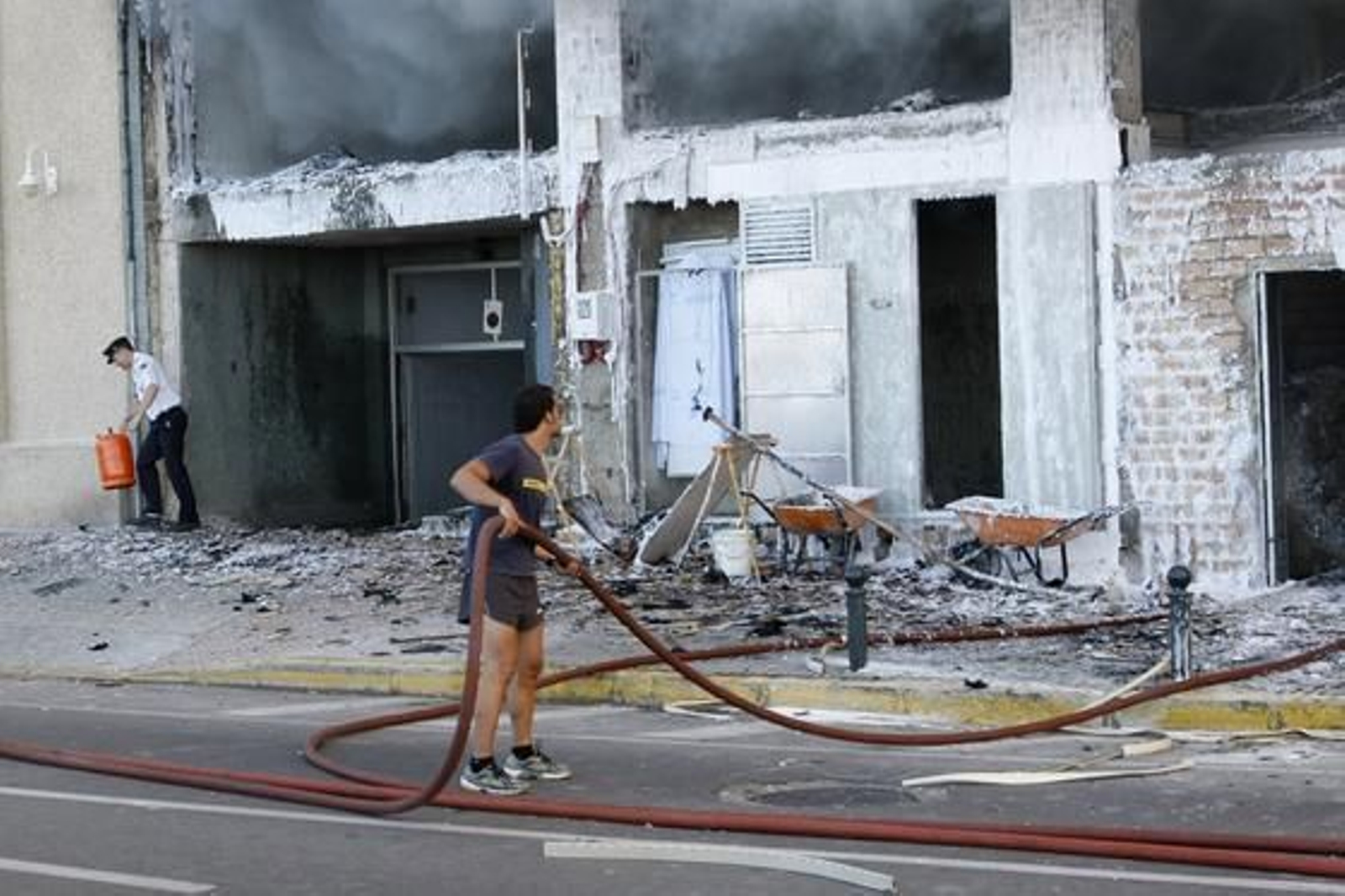 Espectacular incendio en un edificio de la calle Brasil. /José Braza