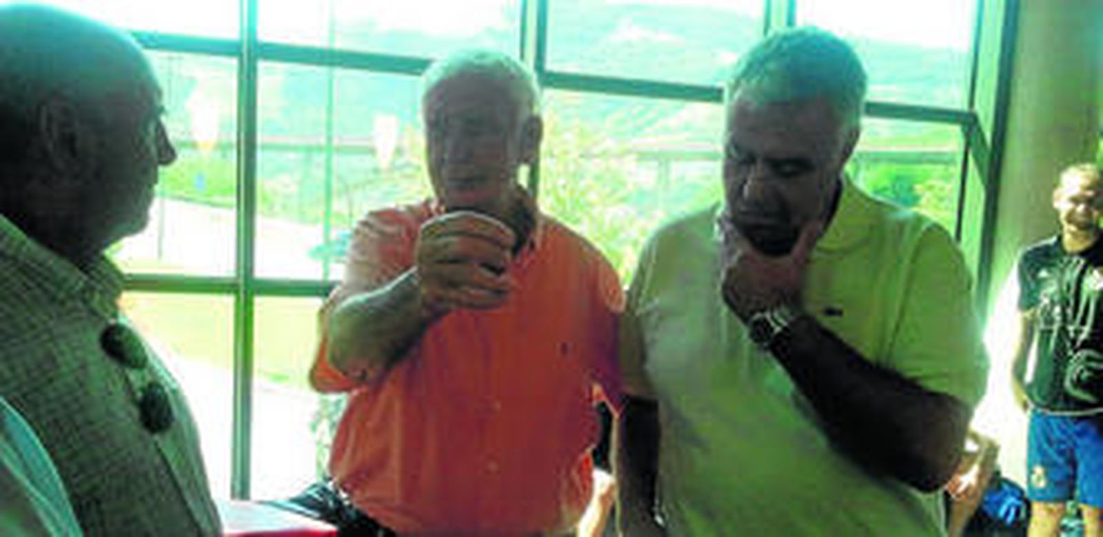 Carmelo Cedrún, en el centro, conversa con Gabriel Navarro 'Baby' (izquierda) y Alfredo Gallardo, el pasado mes de septiembre en Bilbao.