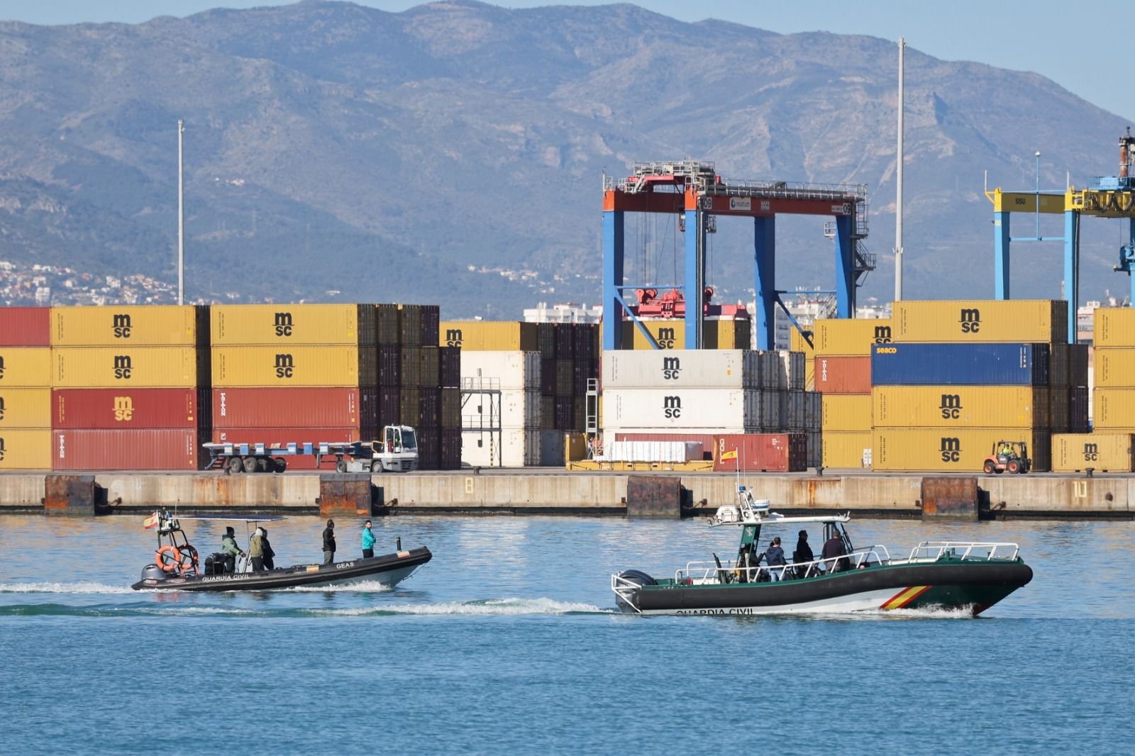 Las maniobras de seguridad de la Armada y la Guardia Civil en el puerto ...