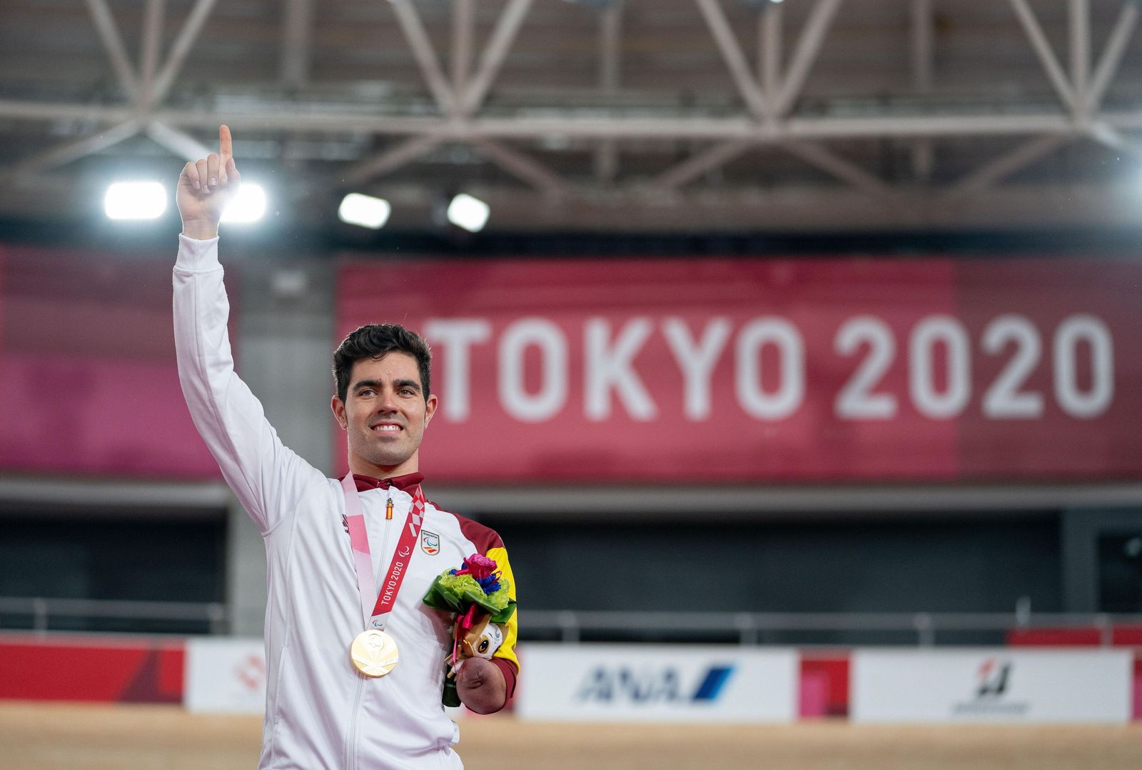 Alfonso Cabello, tras recibir la medalla de oro en Tokio en 2020.
