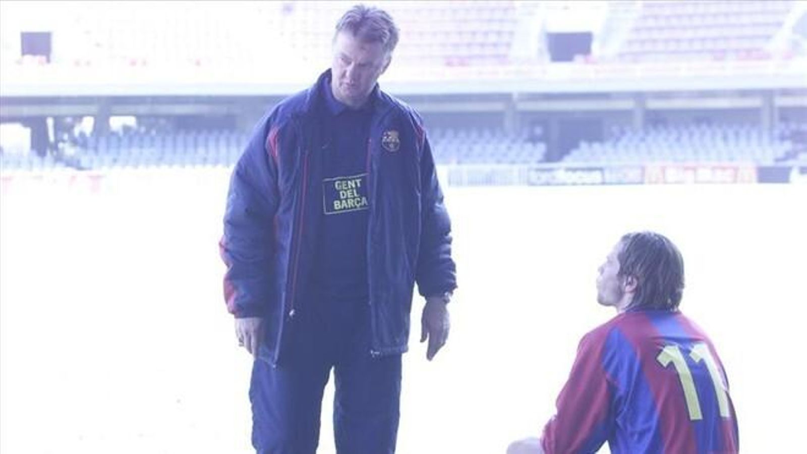 Van Gaal da instrucciones a David Sánchez.