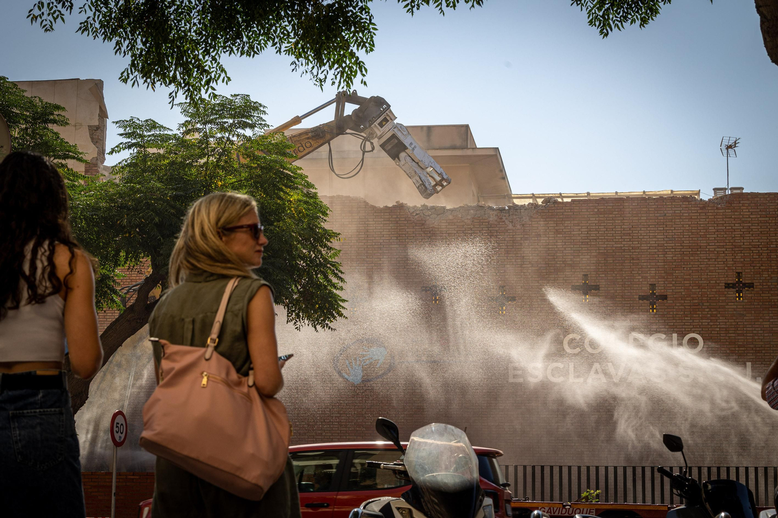 Así ha sido la demolición de la fachada del colegio Las Esclavas de Cádiz