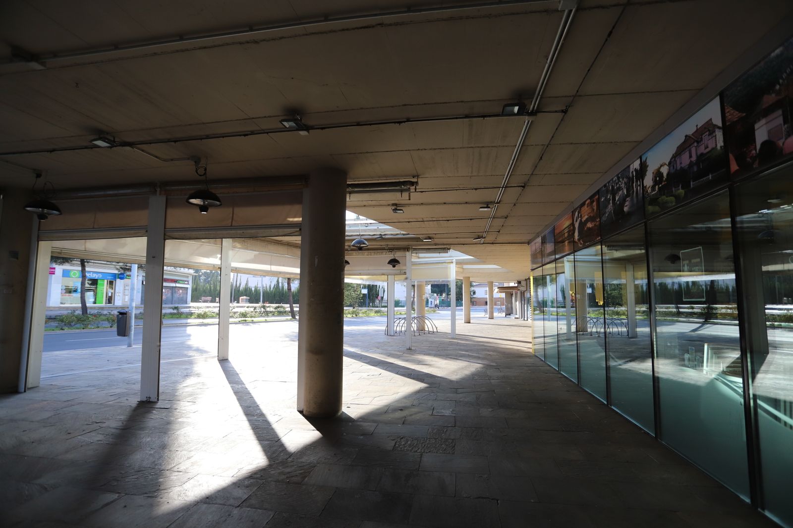 Imágenes de los trabajos de limpieza y desinfección del Mercado del Carmen en Huelva