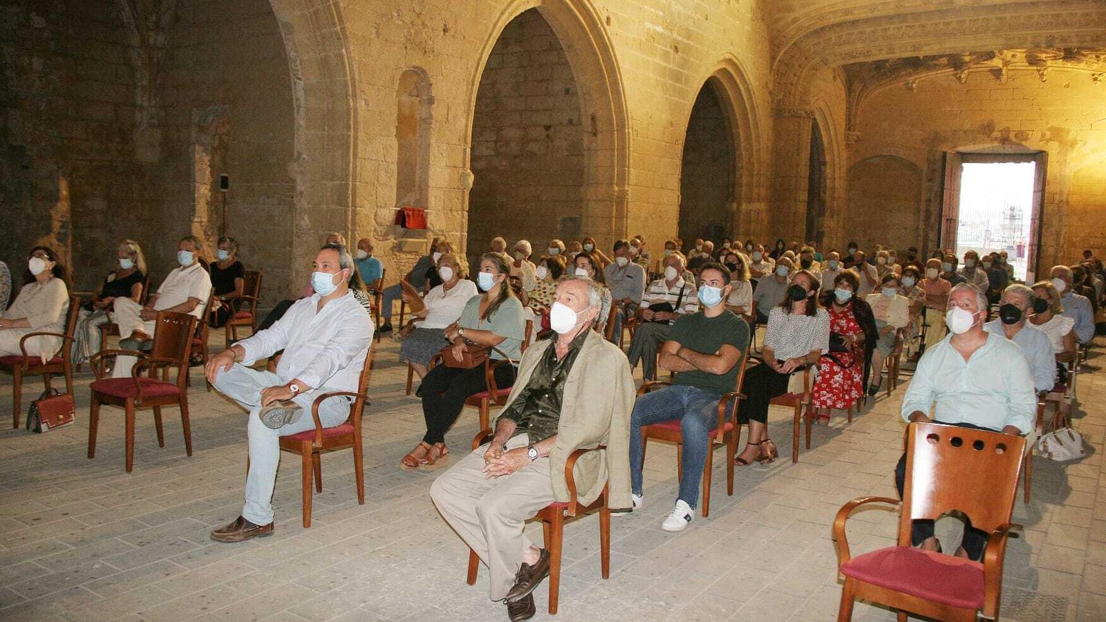 El público asistente, en el interior de la iglesia del antiguo Monasterio de la Victoria, durante la charla.