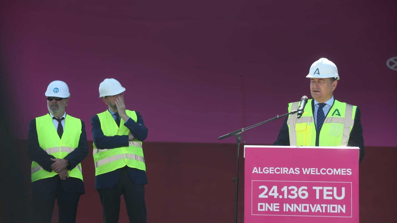 Visita del consejero de la Presidencia, Antonio Sanz, al Puerto de Algeciras, este viernes.