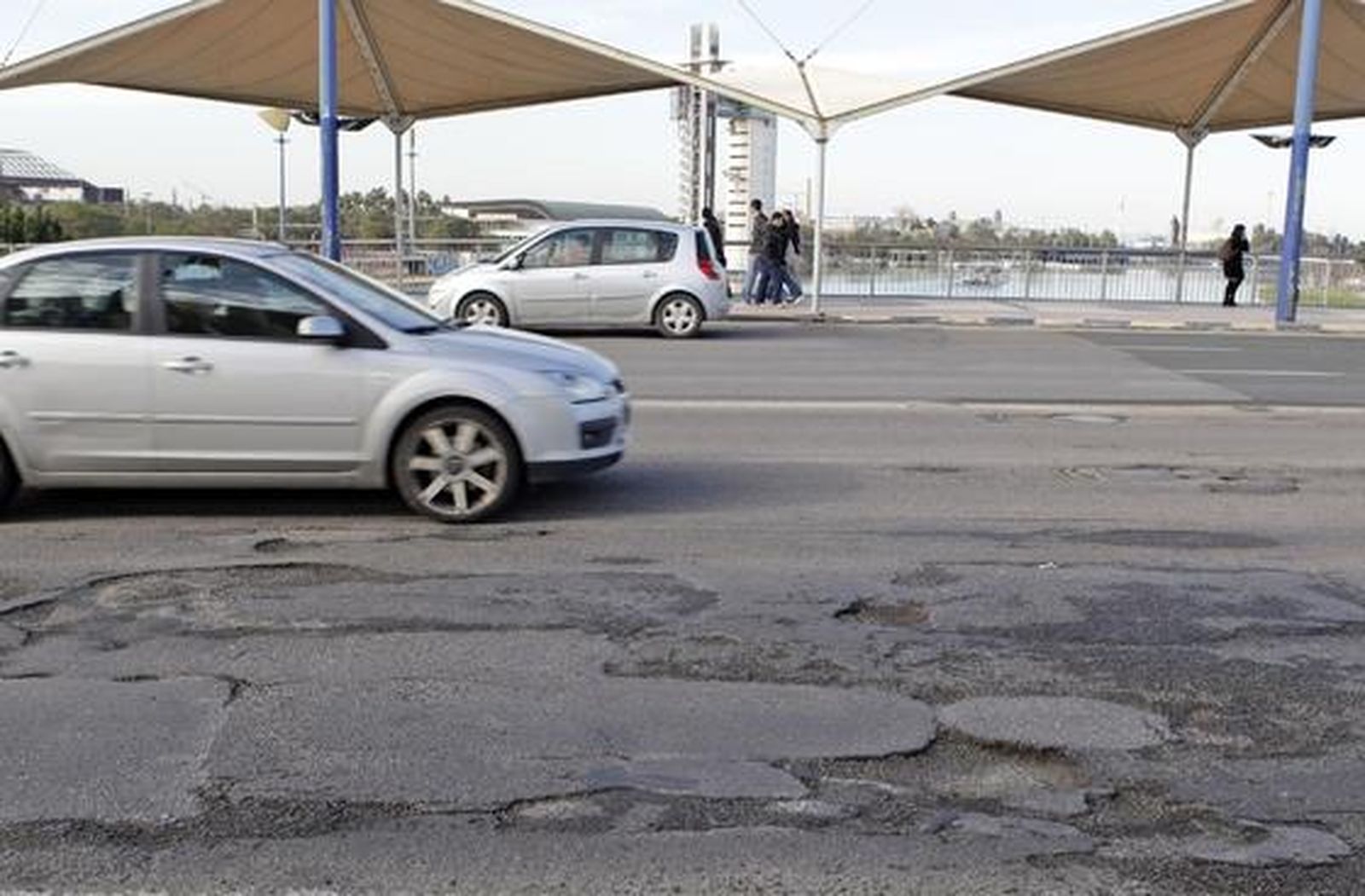 Detalle del estado del asfalto en el Puente del Cachorro.

Foto: Antonio Pizarro