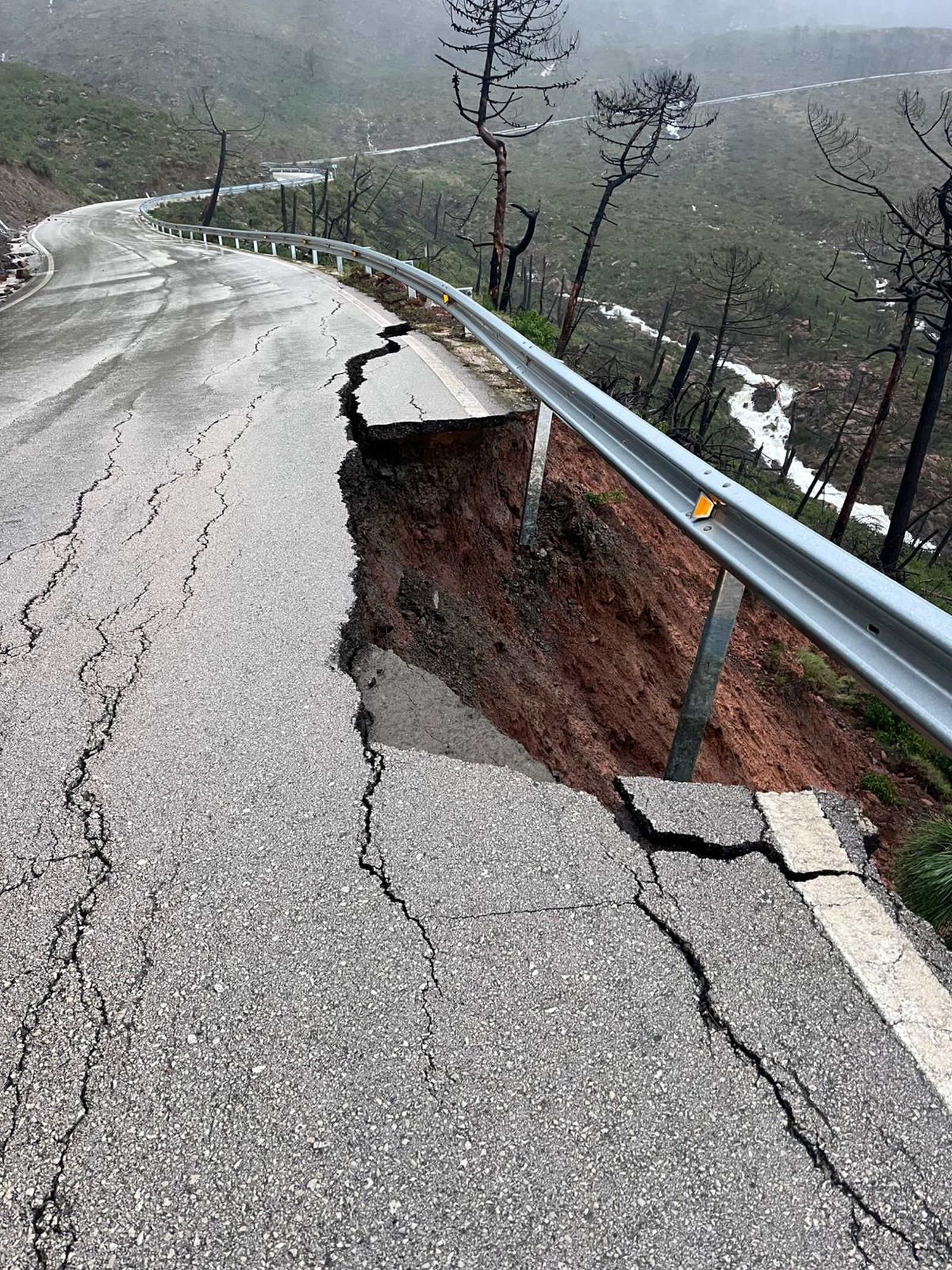 Destrozos ocasionados en la MA-8301, en el punto kilométrico 10.