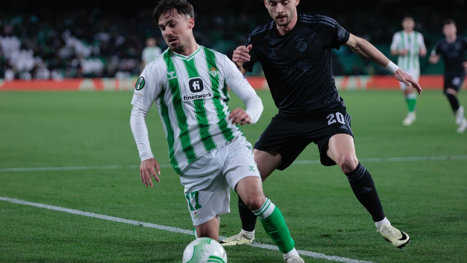 Rodri controla la pelota ante la presión de Hoxha.