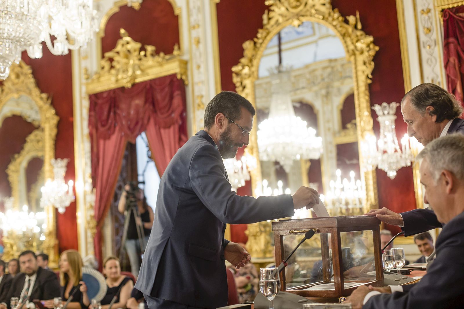 Las imágenes del relevo en la presidencia de la Diputación de Cádiz