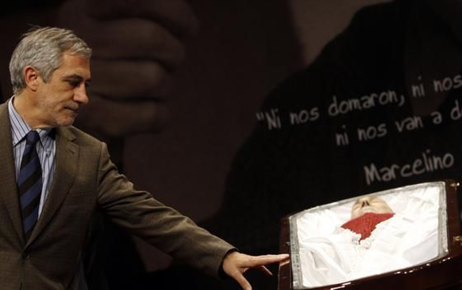 Llamazares toca el féretro de Camacho.

Foto: EFE