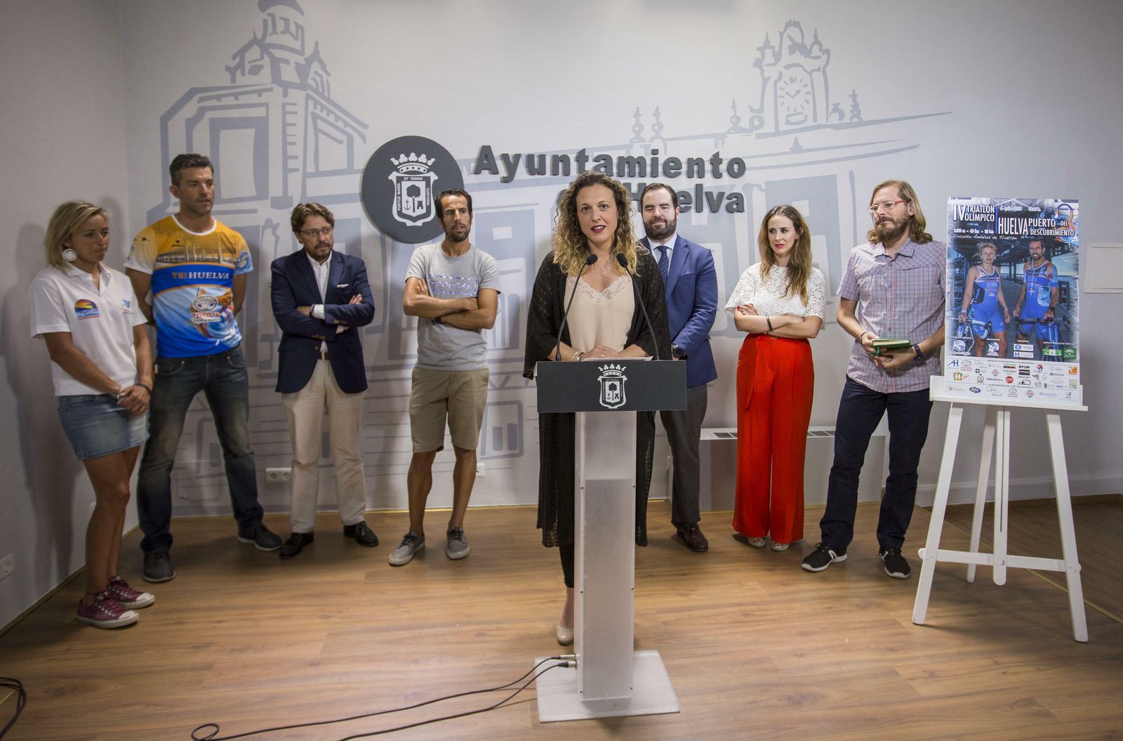 Presentación del IV Triatlón Huelva, Puerto del Descubrimiento, ayer.