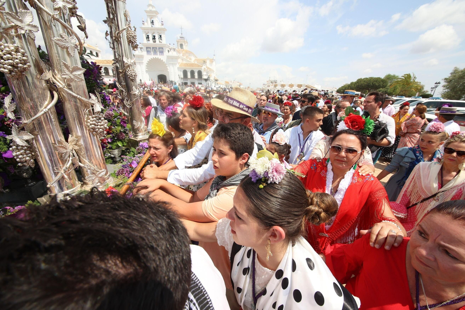 La Hermandad del Rocío de Jerez se presenta ante la Virgen