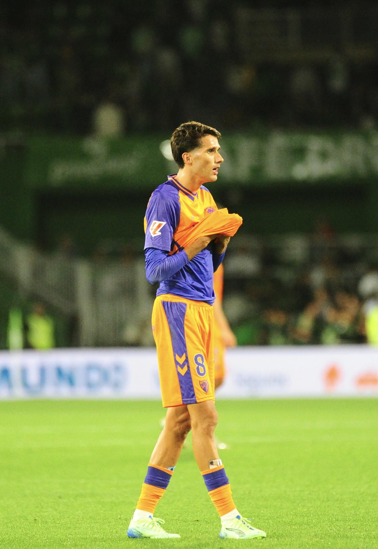 Los jugadores del Málaga CF piden perdón a la afición que viajó a Santander