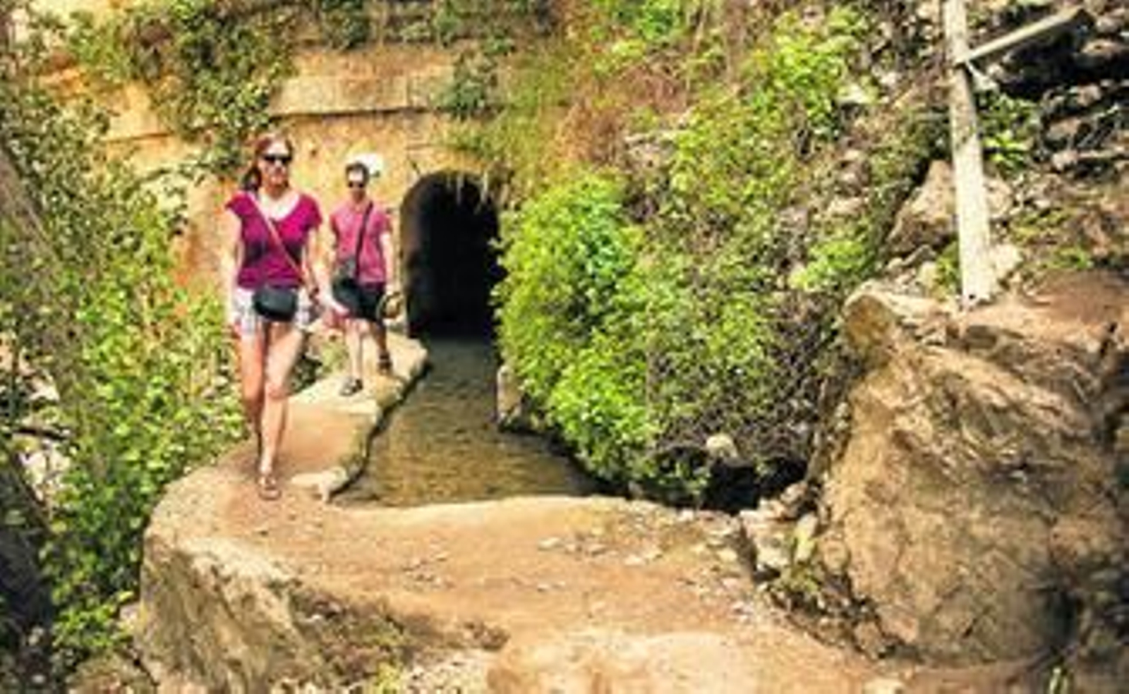 Turistas por el camino de subida del Tajo, en Ronda.