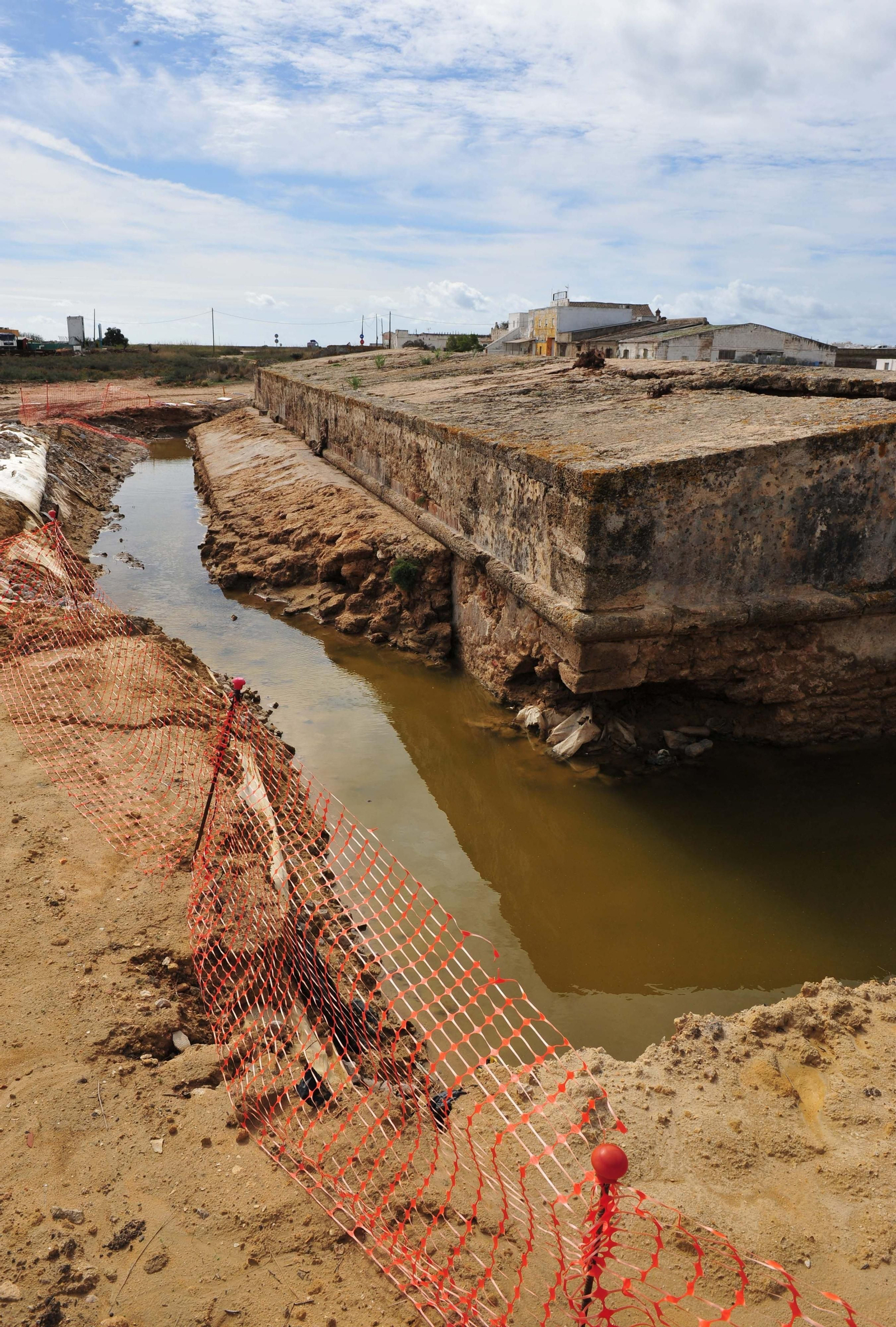 La batería de Alburquerque, antes de ser sepultada por el tranvía.
