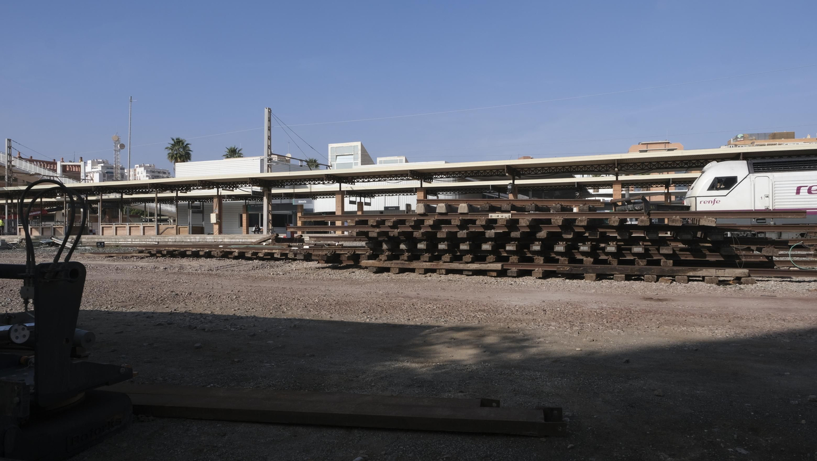 Imágenes del desmatelamiento de la pasarela de Renfe, en Almería