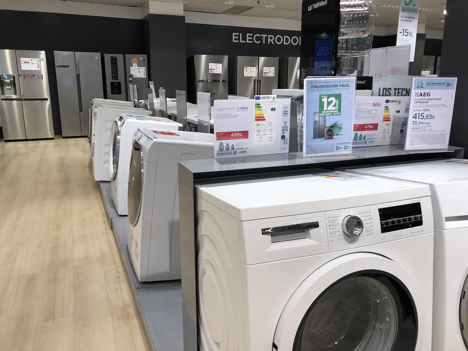 Área de lavadoras de una tienda de electrodomésticos.