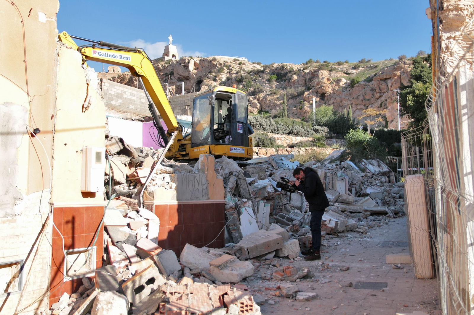 Las imágenes del derribo de las casas del entorno de la Alcazaba
