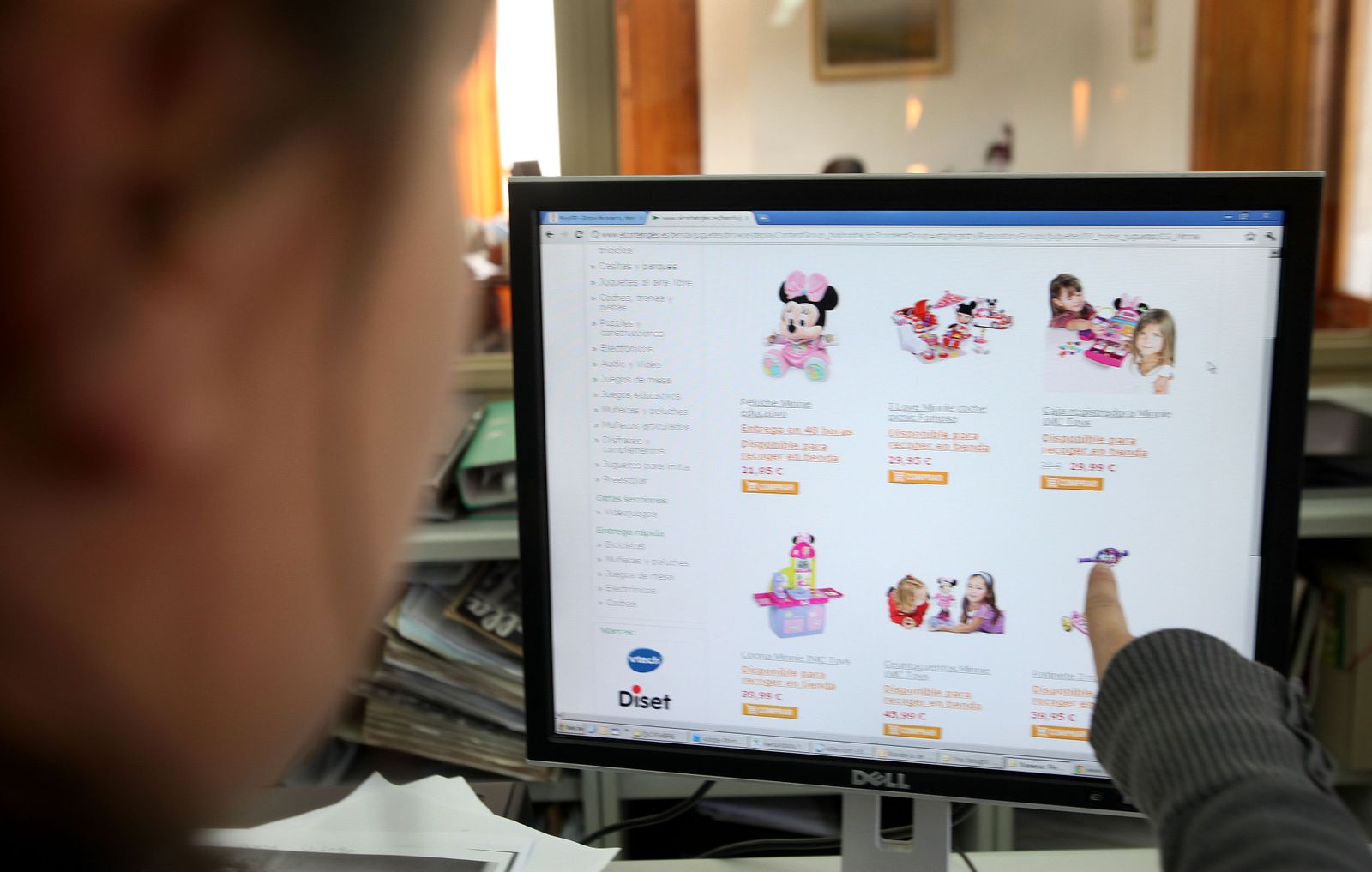 Una joven compra desde su ordenador