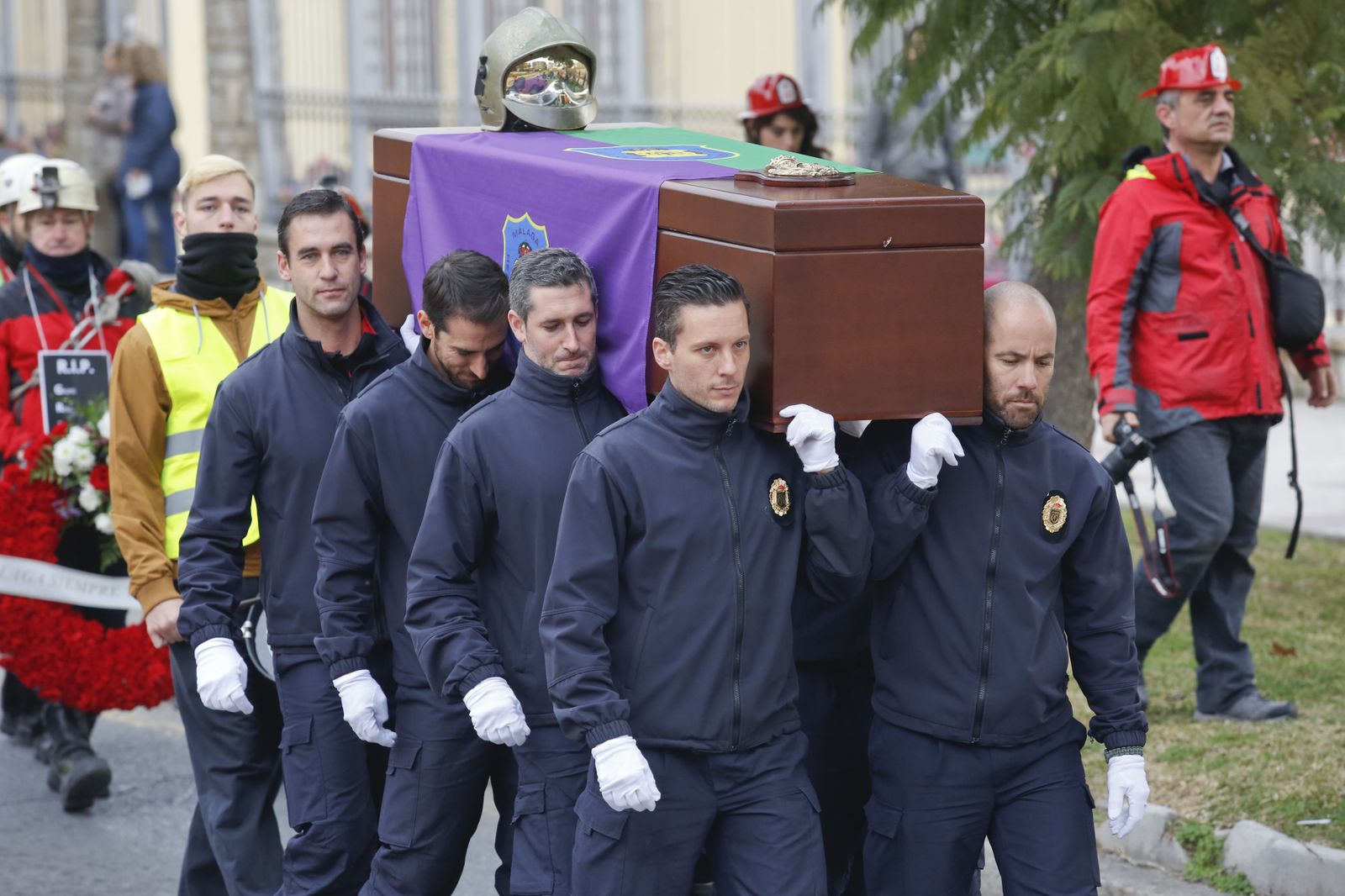 Las imágenes de la 'marcha fúnebre' de los bomberos en Málaga