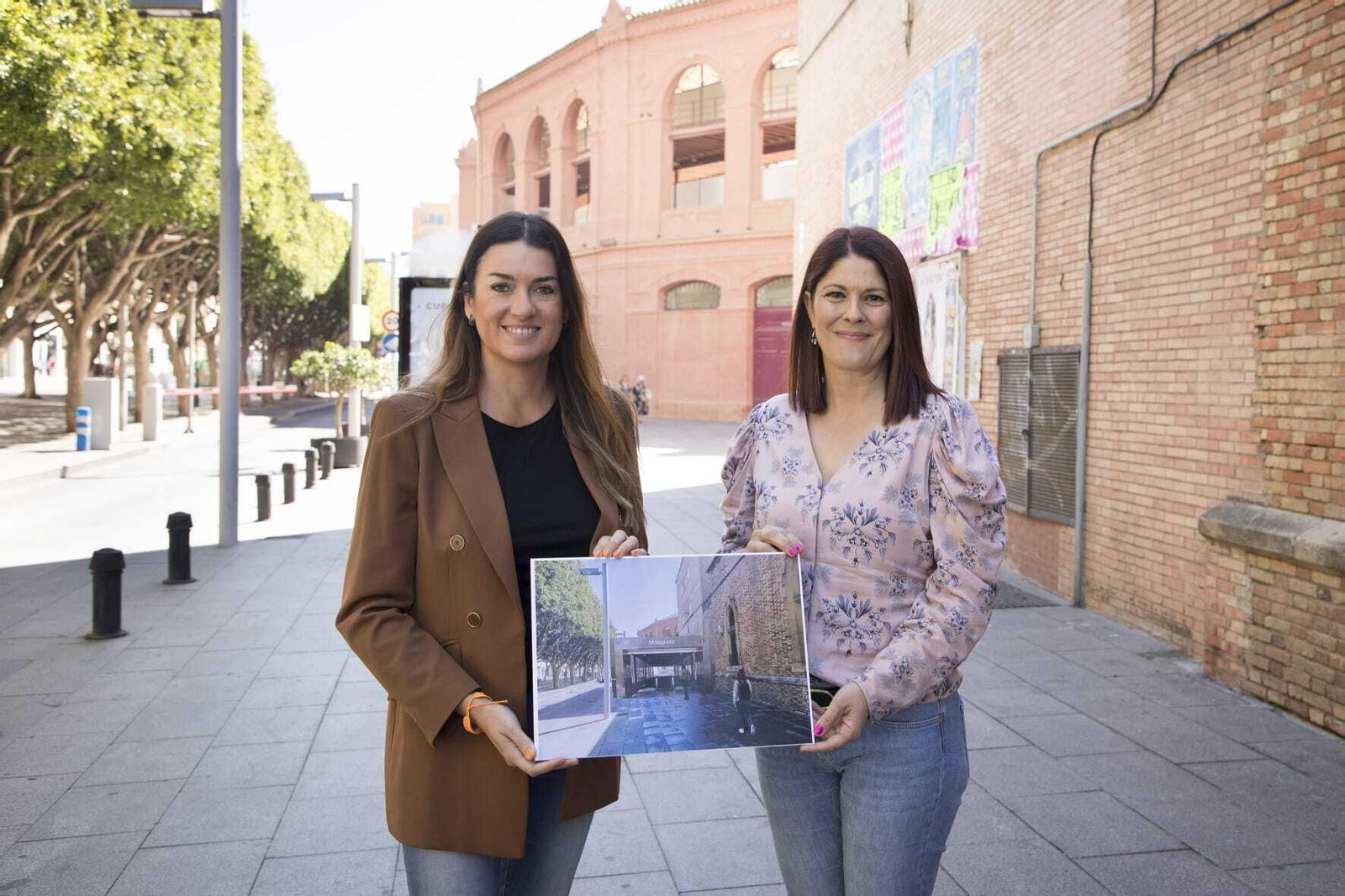 Ana Belén Palomo y Noelia Losada con una imagen de su propuesta. Ana Belén Palomo y Noelia Losada con una imagen de su propuesta.