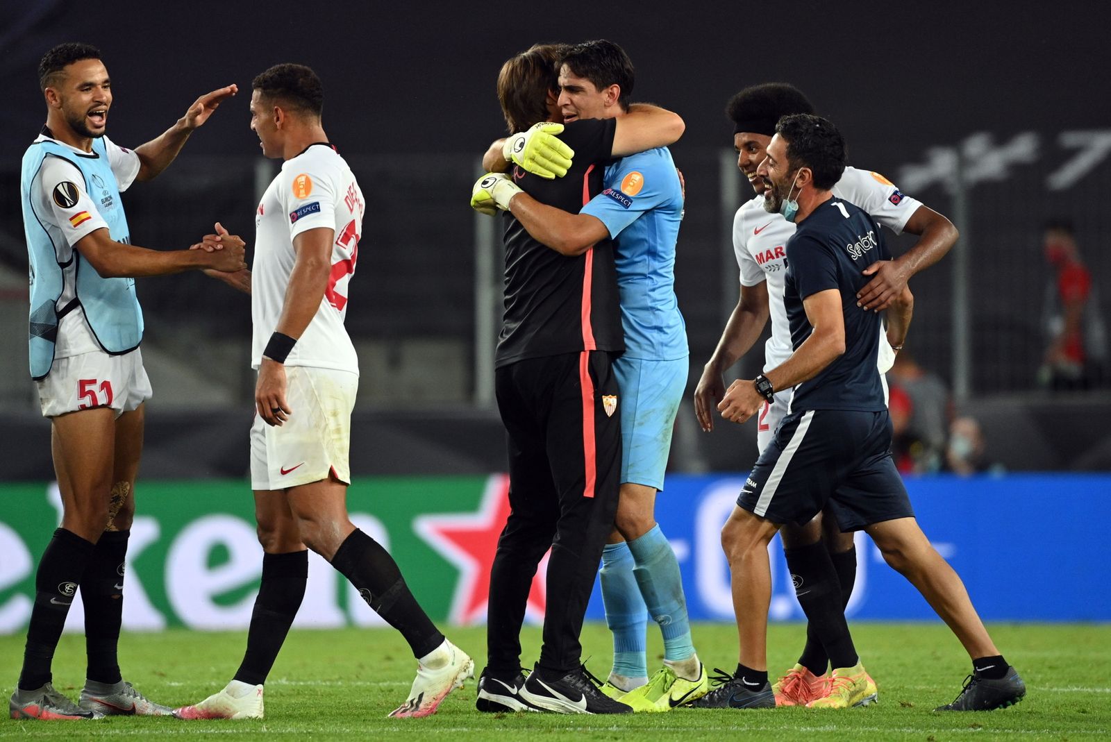 Bono, emocionado, se abraza a Lopetegui entre En-Nesyri, Diego Carlos, Koundé y Pepe Conde.