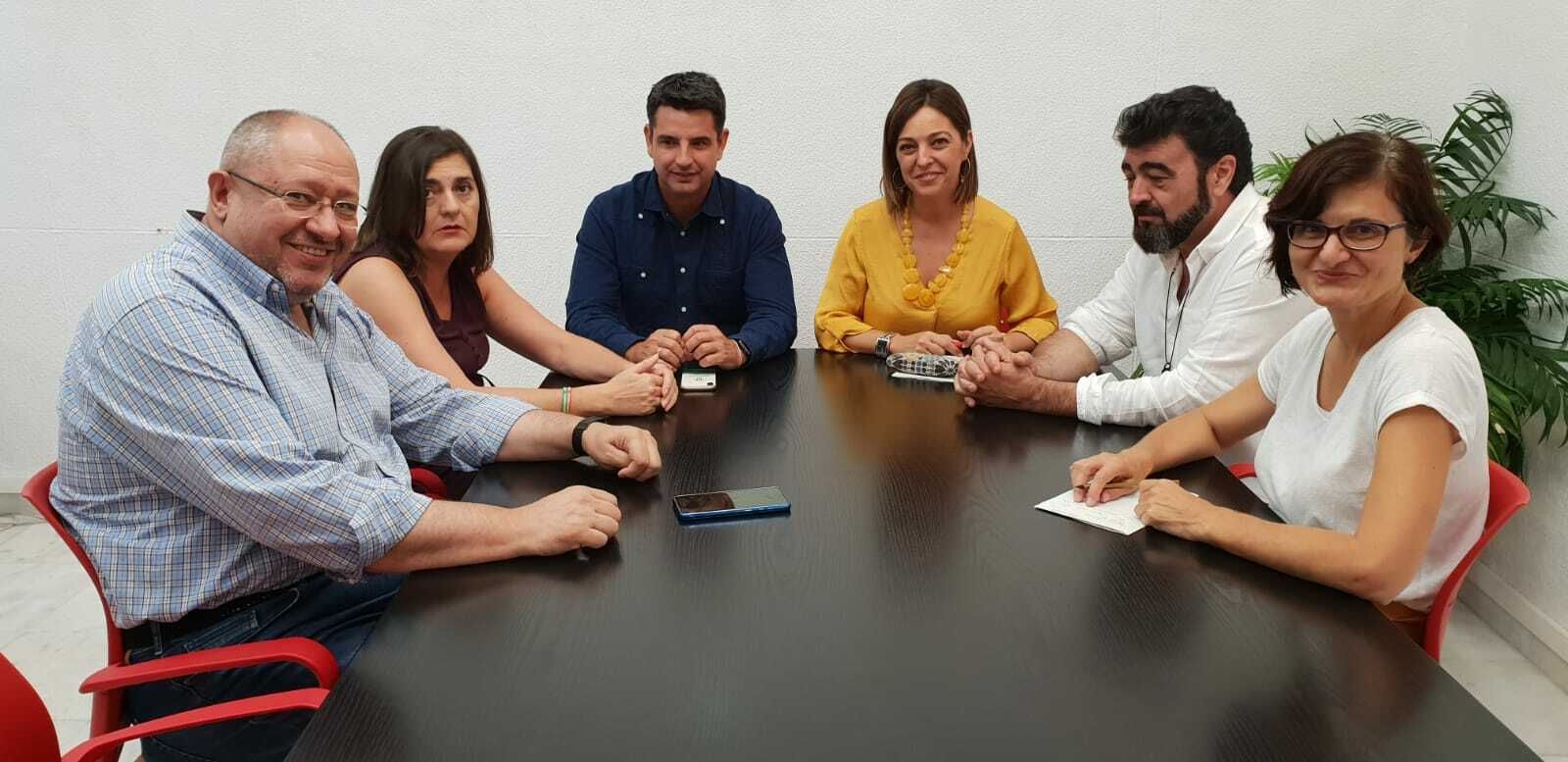 Reunión de PSOE e IU con los sindicatos