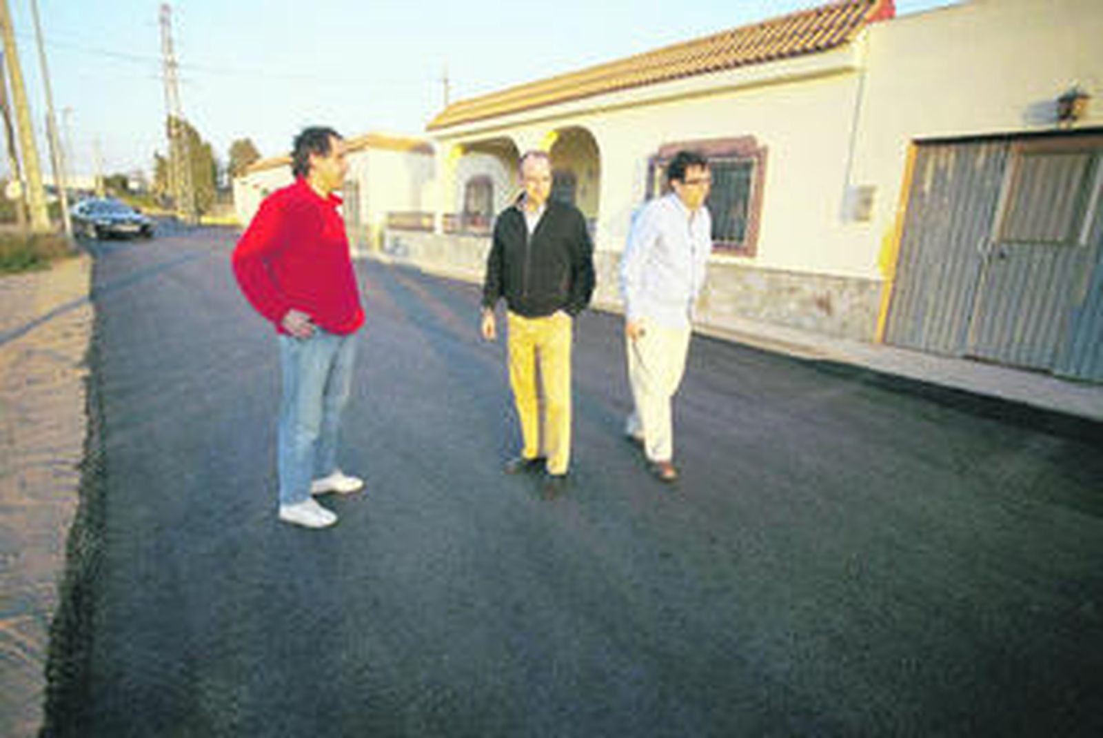 Luis Rogelio Rodríguez-Comendador y Francisco Amizian visitan las obras de asfaltado de Ruescas.