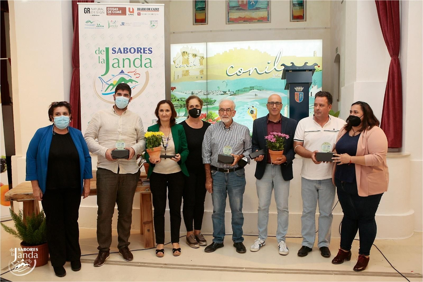 Los galardonados posan junto al jurado y la presidenta de la Mancomunidad.