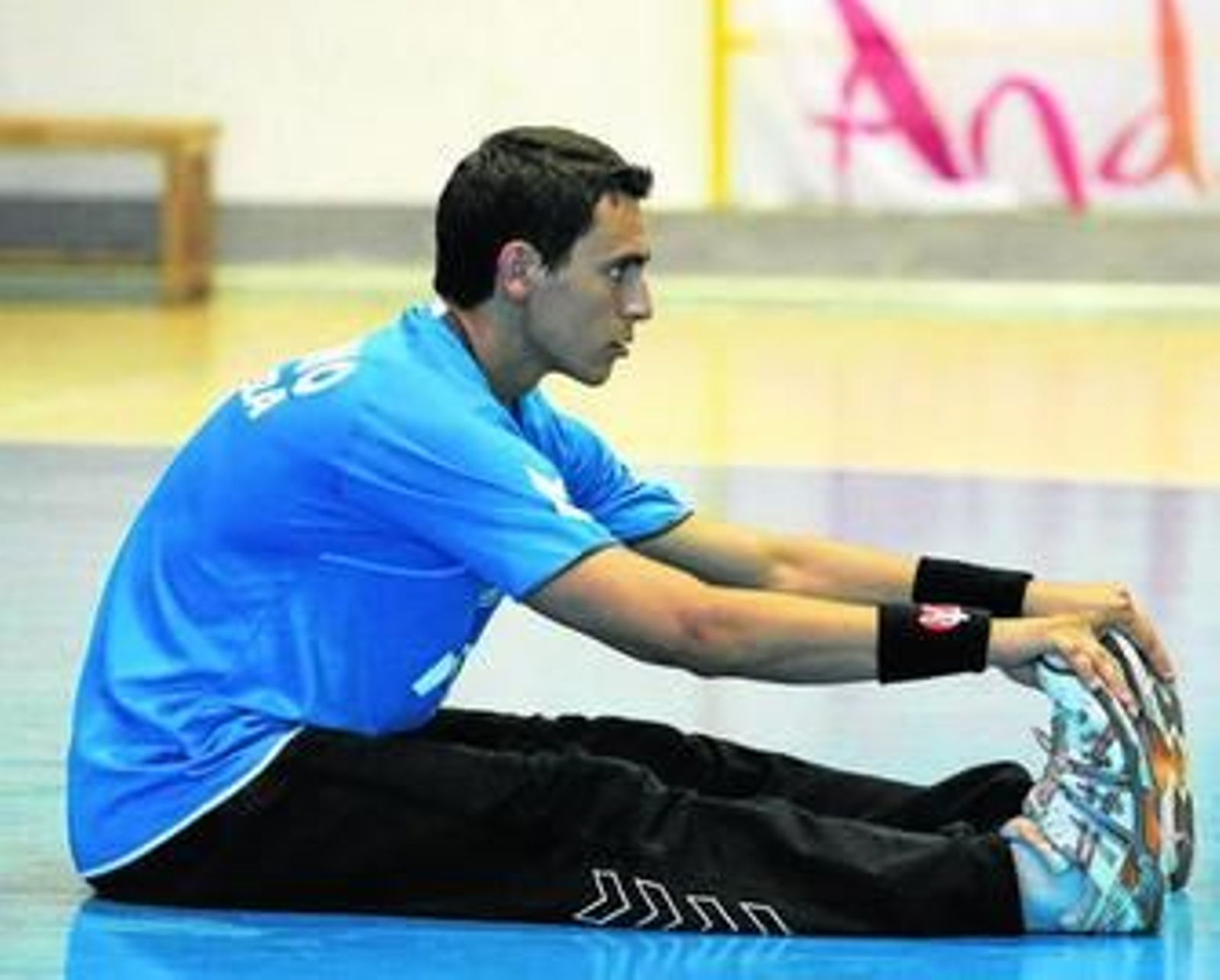 Yerai Lamariano calienta durante el entrenamiento de ayer.