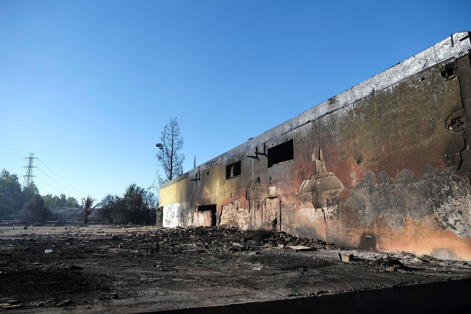El día después del gran incendio de Chinales, en fotografías: rescoldos, humo y pérdidas El día después del gran incendio de Chinales, en fotografías: rescoldos, humo y pérdidas