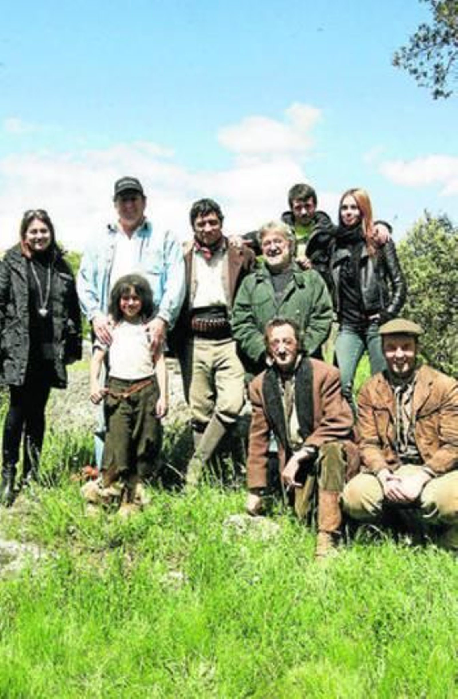 El equipo de 'Entrelobos', en el rodaje en la sierra de Montoro.