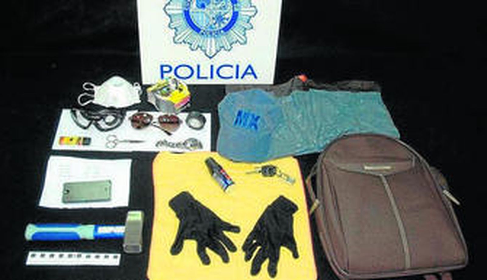 Enseres intervenidos por la Policía al imputado.