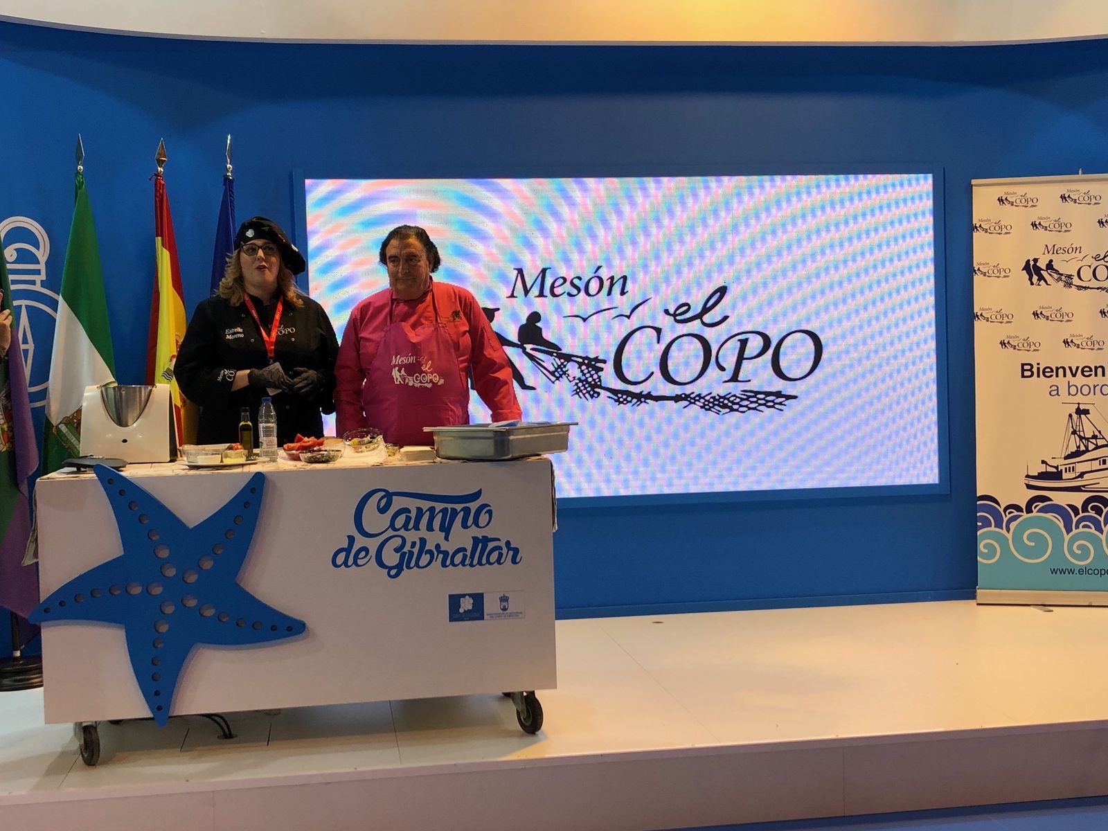 Estrella y Manuel Moreno, del Mesón El Copo de Los Barrios, durante la exhibición gastronómica en Fitur.