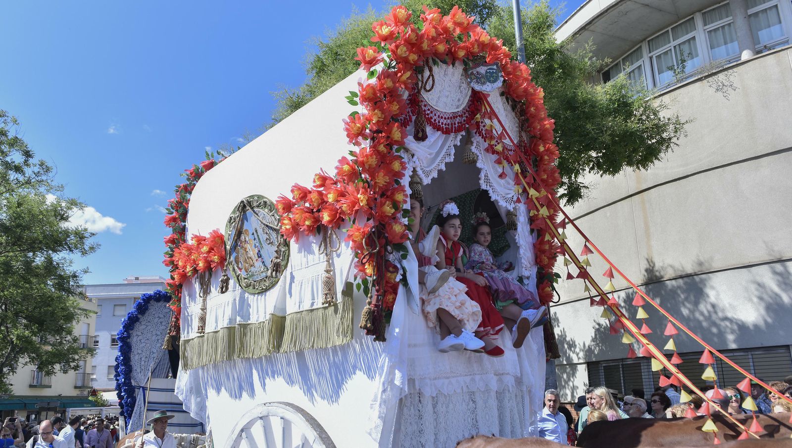 La salida de la Hermandad del Rocío de Triana, en imágenes