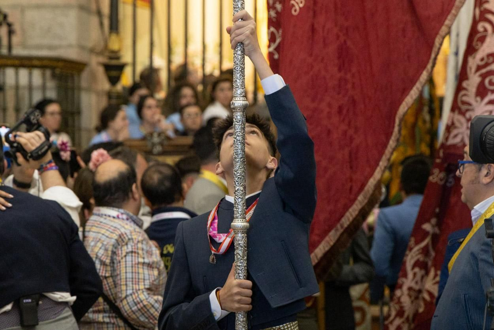 Miles de romeros acuden al encuentro de la Virgen de la Cabeza en su romería
