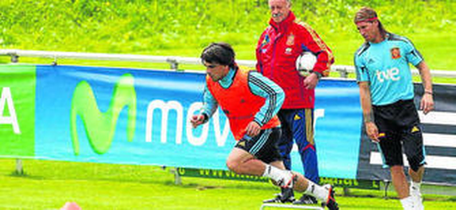 Beñat, junto a Sergio Ramos y Del Bosque.