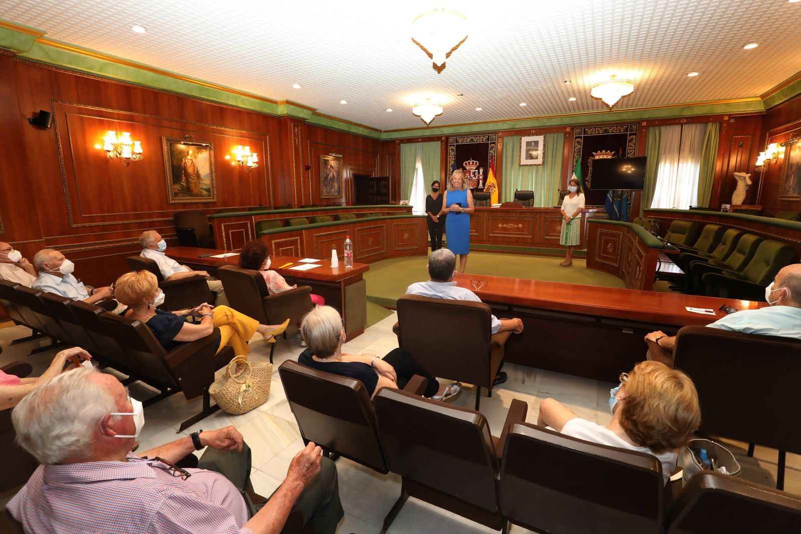 La alcaldesa, Ángeles Muñoz, se reúne con los presidentes de los centros de participación activa.