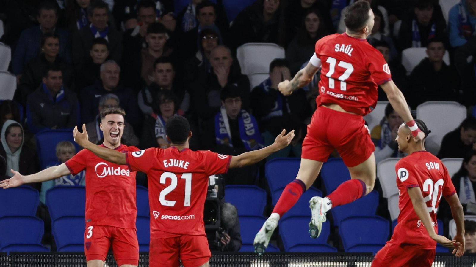 Ejuke celebra su gol con Pedrosa y ante un eufórico Saúl.