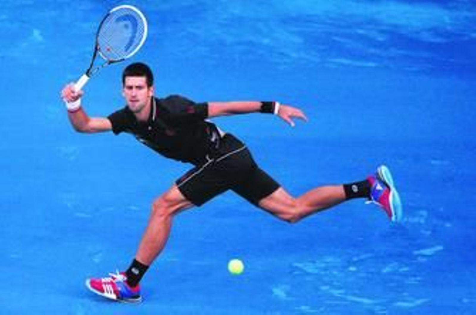 Novak Djokovic devuelve una pelota en su partido ante Gimeno-Traver.