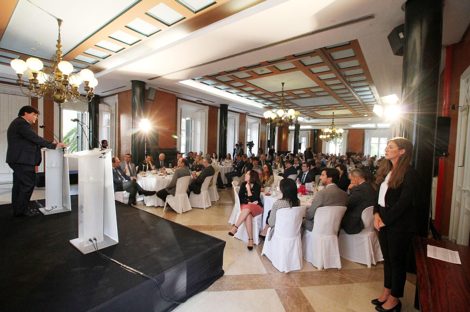 Imágenes de la conferencia y desayuno-coloquio de Gabriel Cruz, alcalde de Huelva