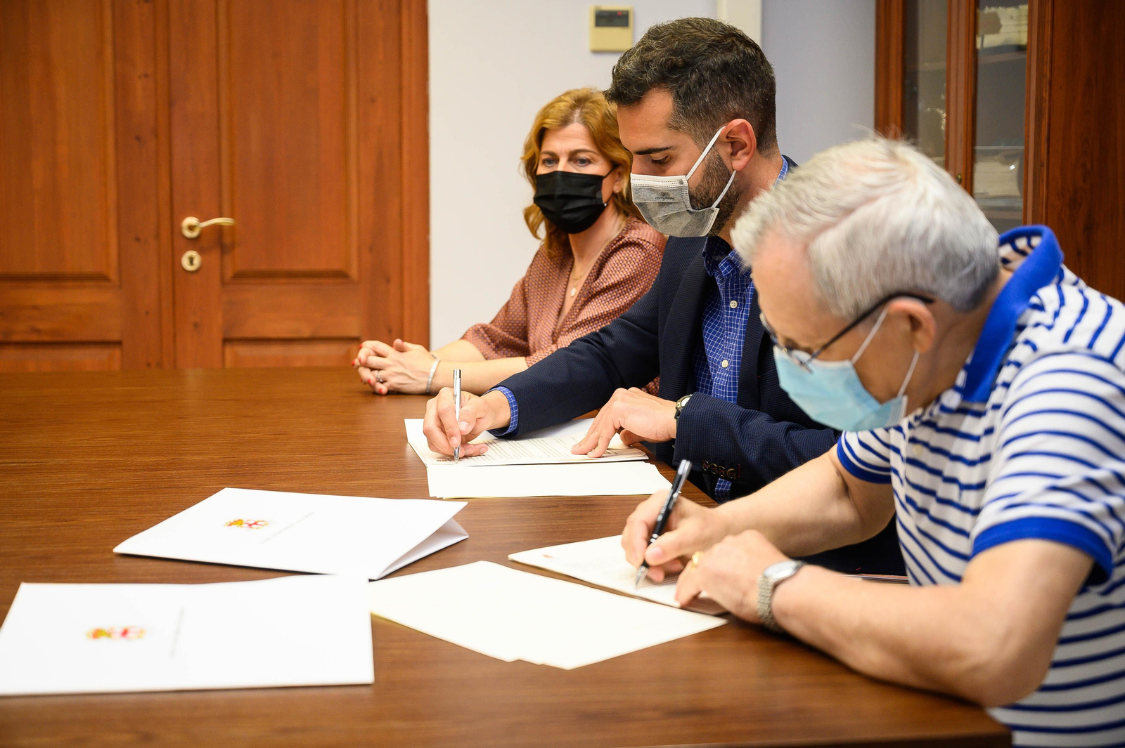 El presidente de Indalajer y el alcalde, en la firma del convenio, junto a la concejal de Familia