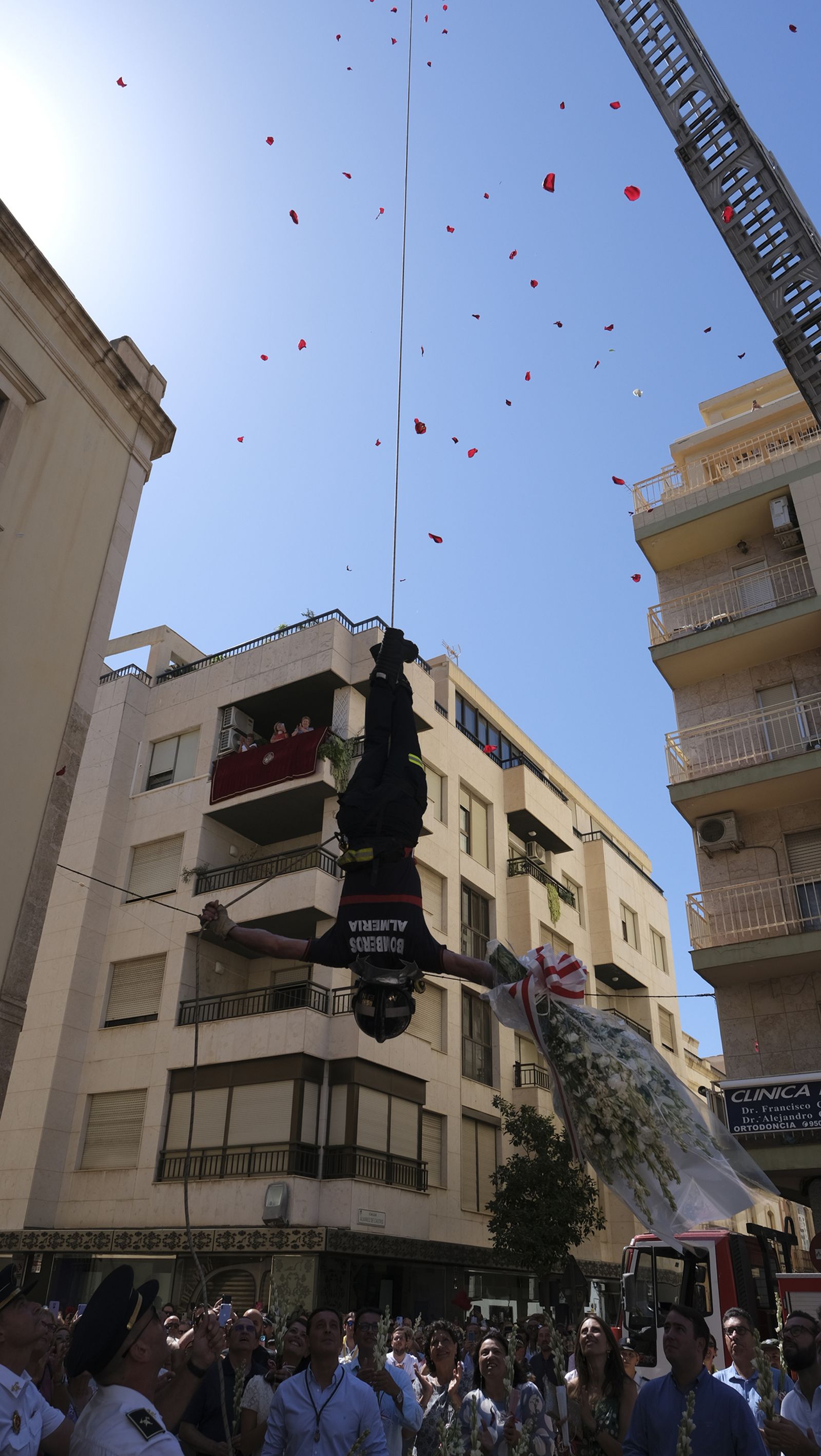Imágenes de la ofrenda floral a la Virgen del Mar. Feria de Almería 2022
