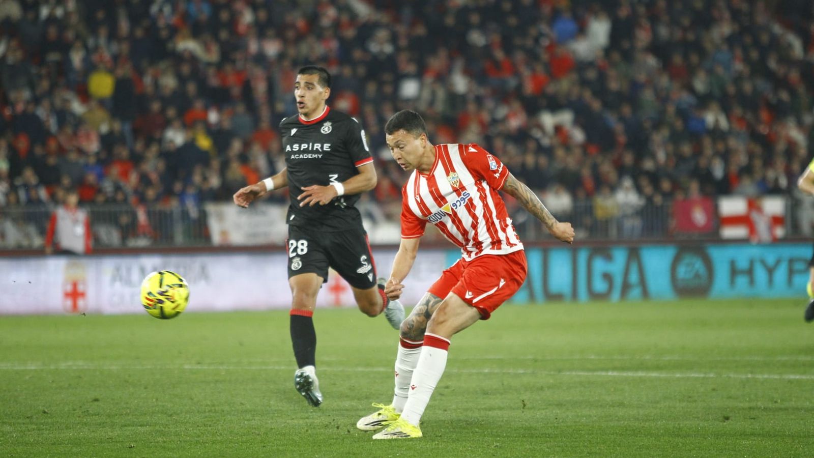 Thalys justo en el instante de picar la pelota ante la salida de Édgar Badía