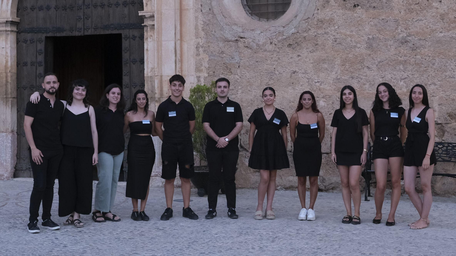 El equipo de voluntarios del Festival de Vélez-Blanco, frente a la iglesia del convento de San Luis. El equipo de voluntarios del Festival de Vélez-Blanco, frente a la iglesia del convento de San Luis.